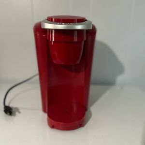 Lightly used Keurig one cup coffee maker.